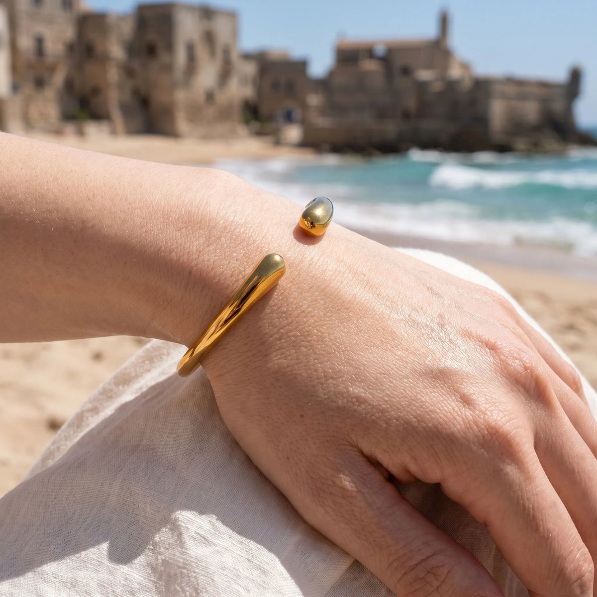 LENIS GOLD BANGLE