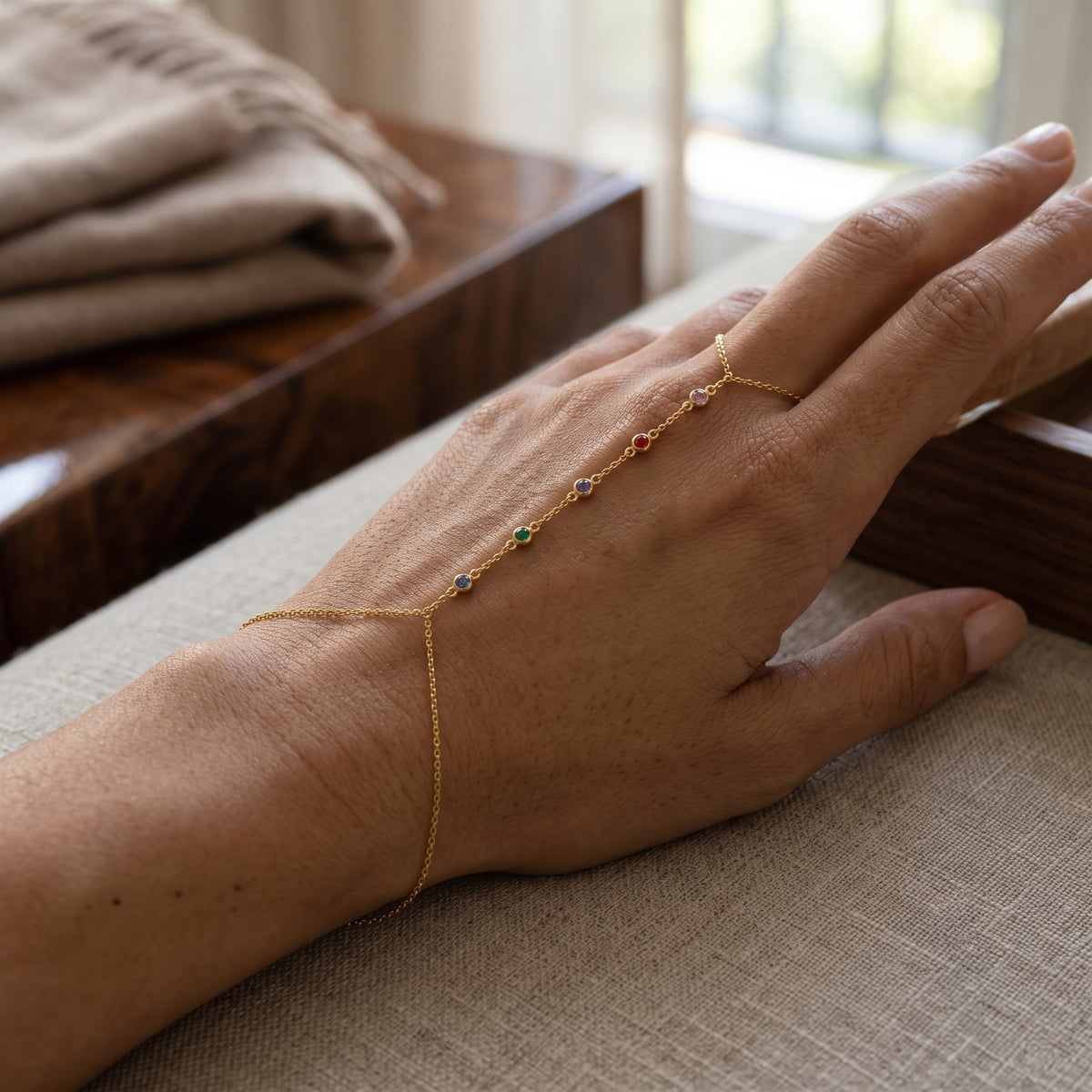 VINEA GOLD HAND CHAIN