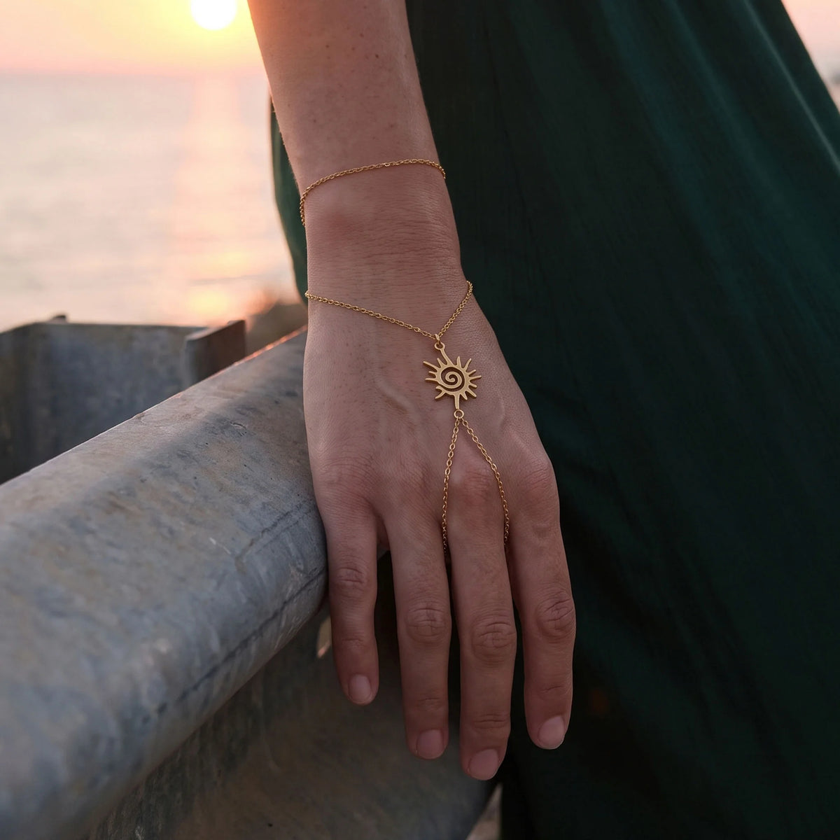 NEXUS GOLD HAND CHAIN