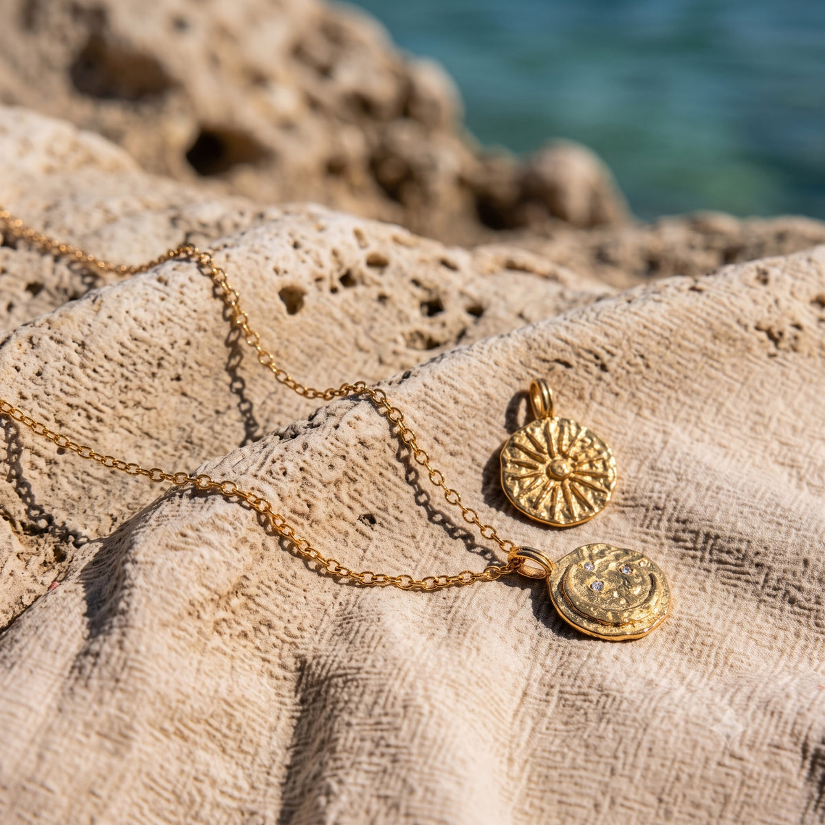 DIALIS GOLD PENDANT